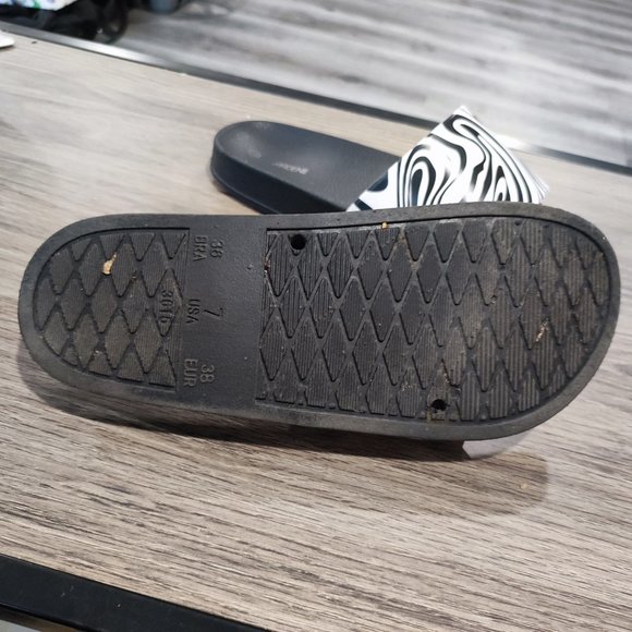 Ardene slippers black and white non-figurative  print women's size 7 - Picture 6 of 6
